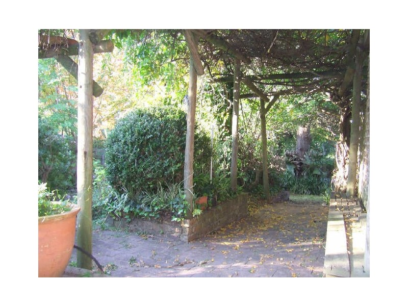 11 Bradley Avenue, Mount Kembla NSW 2526