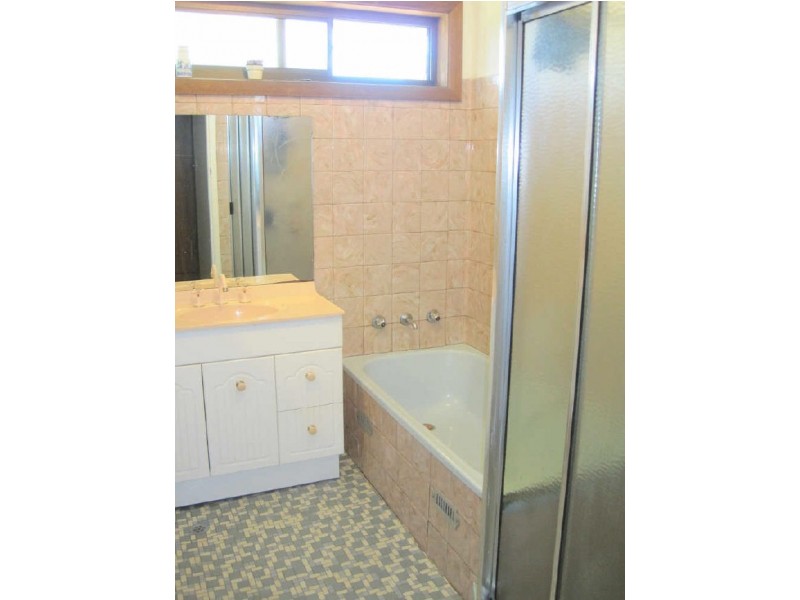 83 Weringa Avenue, Lake Heights NSW 2502