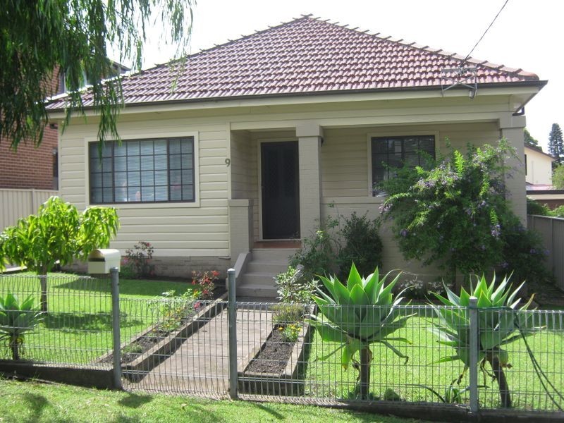 9 Vale Street, Coniston NSW 2500