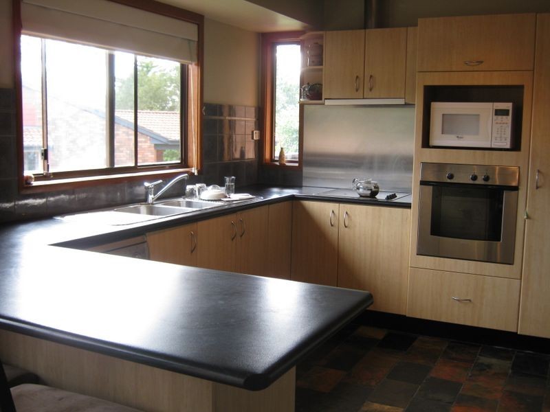4 Heeterra Place, Cordeaux Heights NSW 2526
