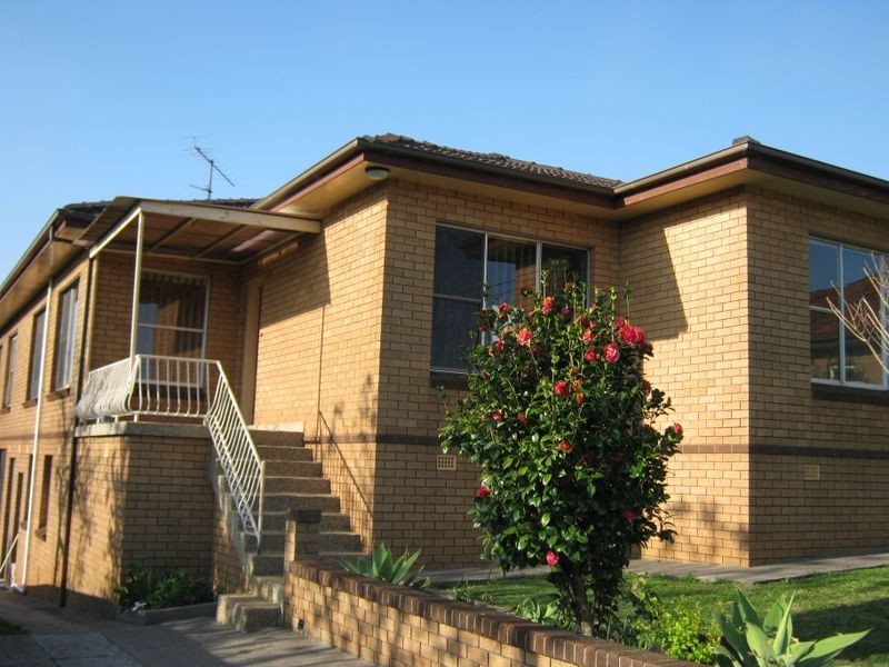 1/5 Buena Vista Street, Lake Heights NSW 2502