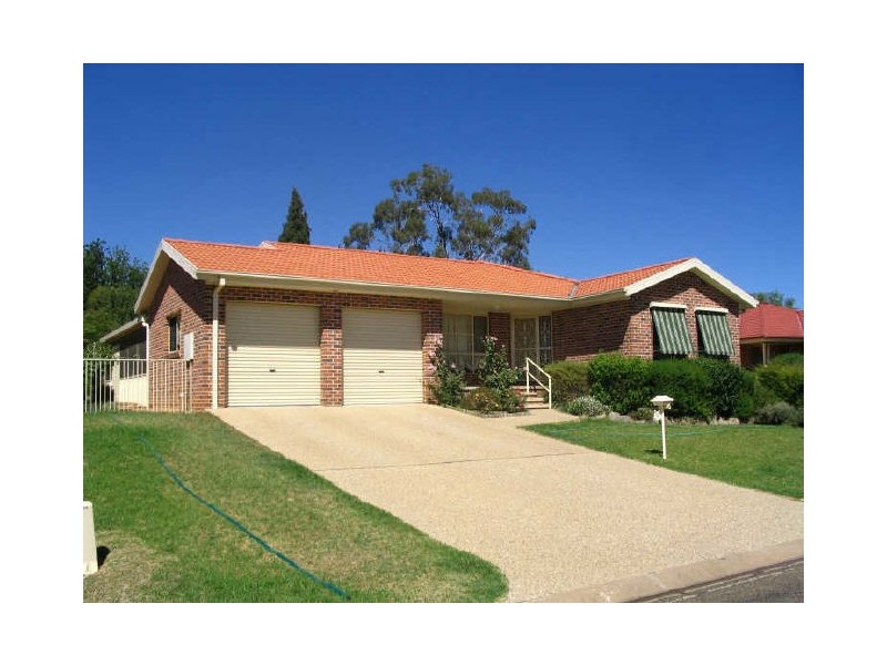 14 Pineview Circuit, Young NSW 2594