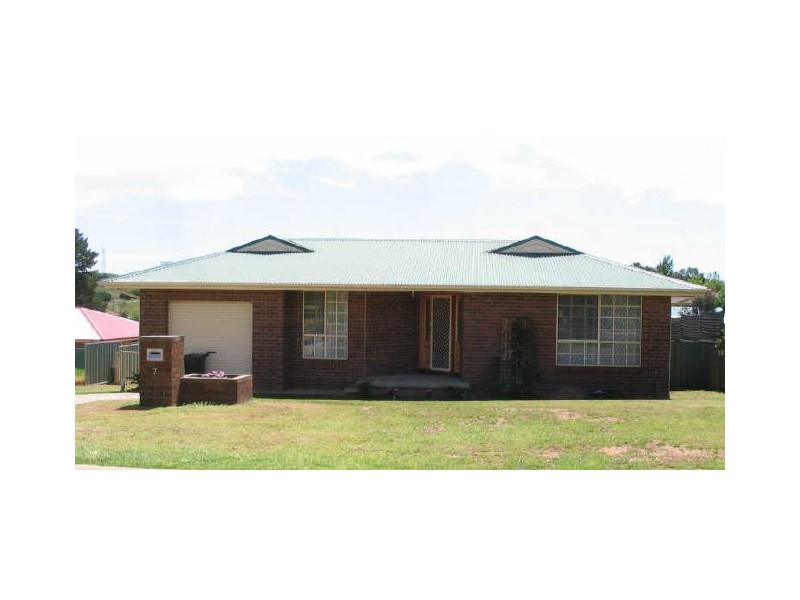 7 Pineview Crt, Young NSW 2594