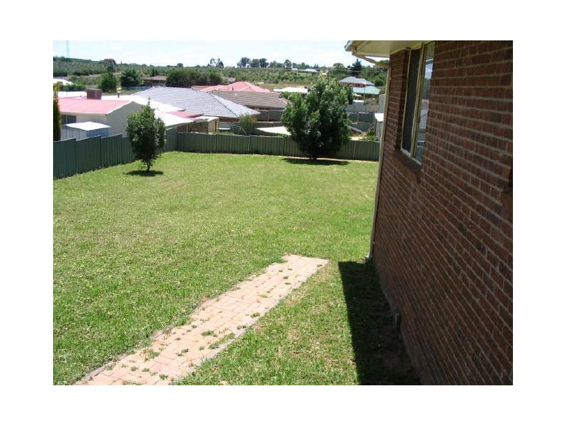 7 Pineview Crt, Young NSW 2594