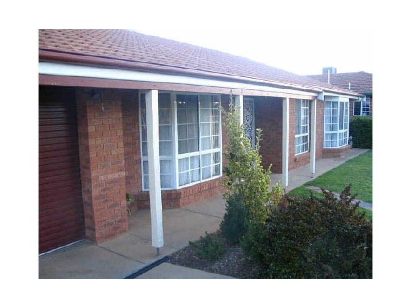 8 Martin Close, Young NSW 2594