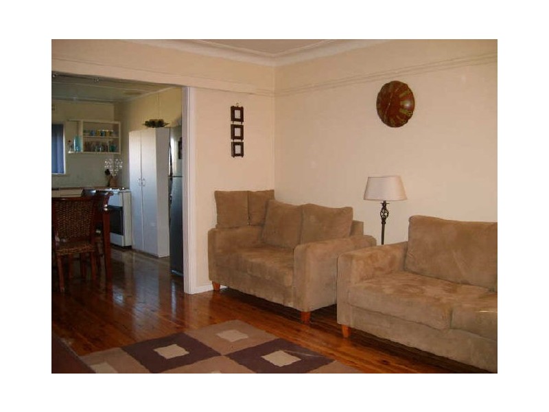 11 Whiteman Avenue, Young NSW 2594