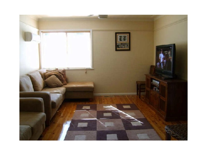 11 Whiteman Avenue, Young NSW 2594