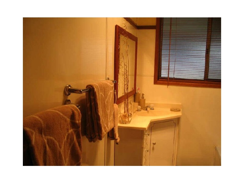 11 Whiteman Avenue, Young NSW 2594