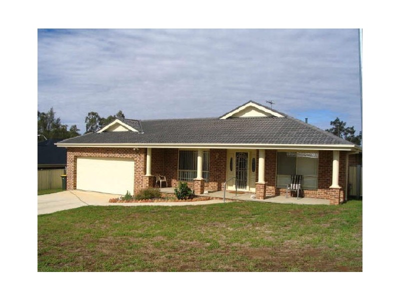 2 Hayden Place, Young NSW 2594