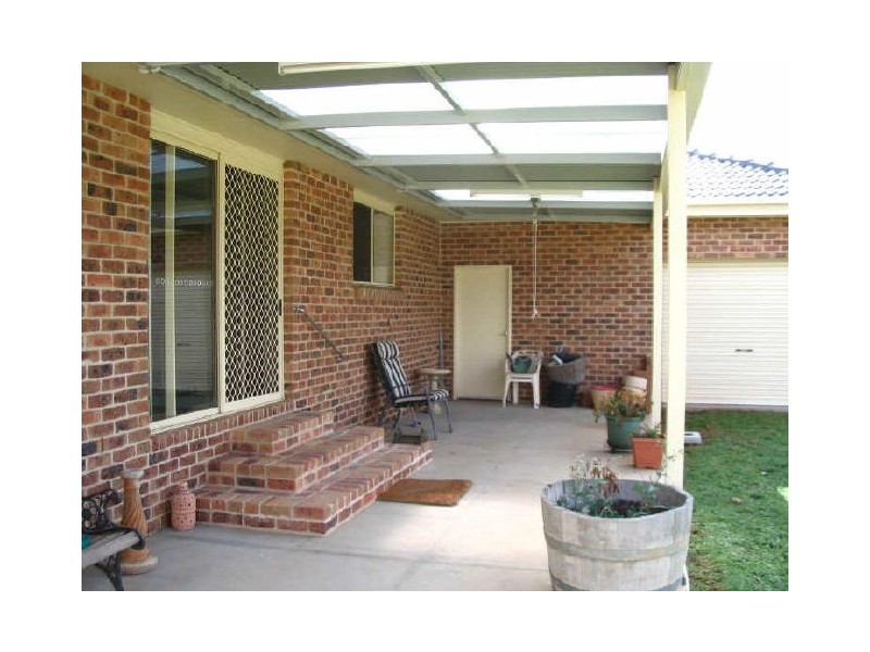 2 Hayden Place, Young NSW 2594