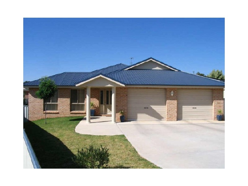 3 Scott Place, Young NSW 2594