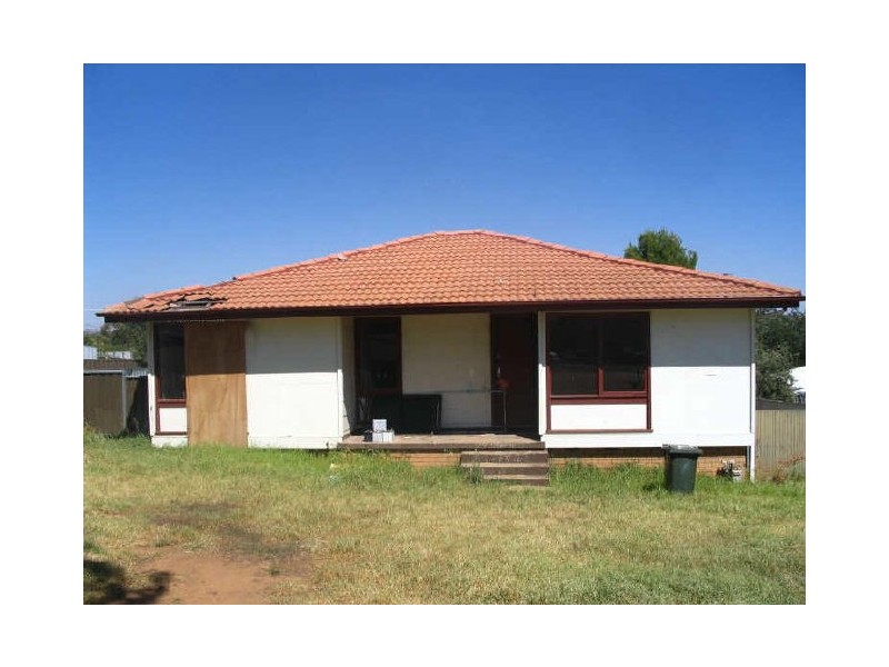 17 Cook Crescent, Young NSW 2594