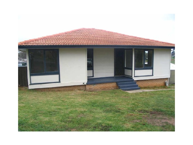 17 Cook Crescent, Young NSW 2594