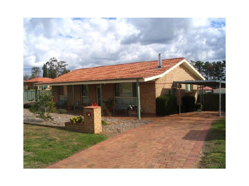 1 Pineview Circuit, Young NSW 2594