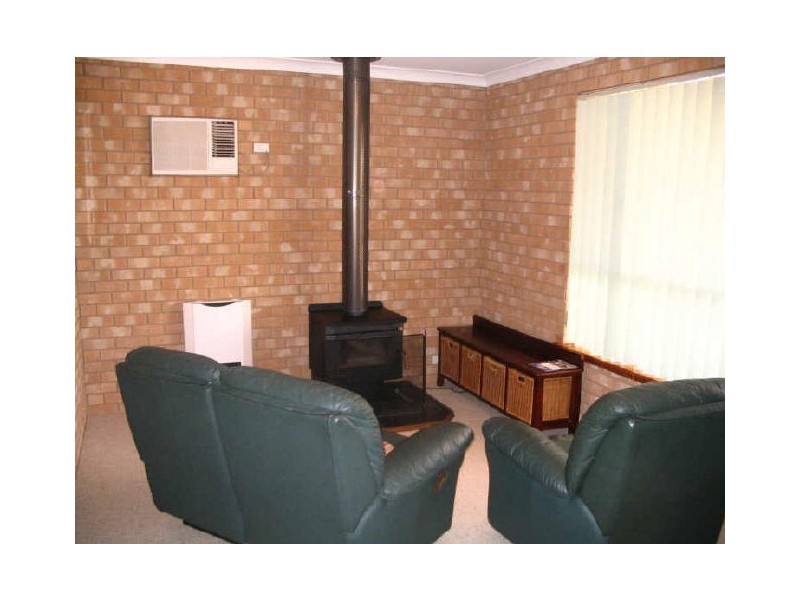 1 Pineview Circuit, Young NSW 2594