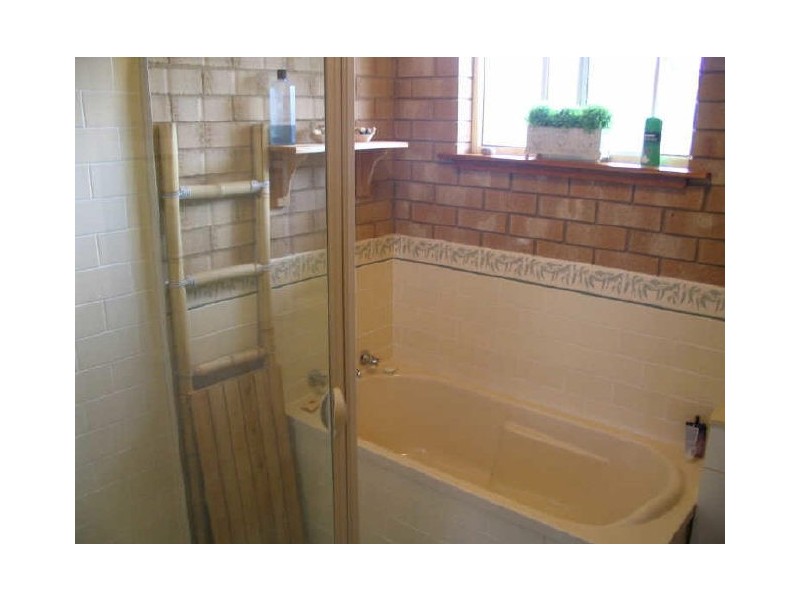 1 Pineview Circuit, Young NSW 2594