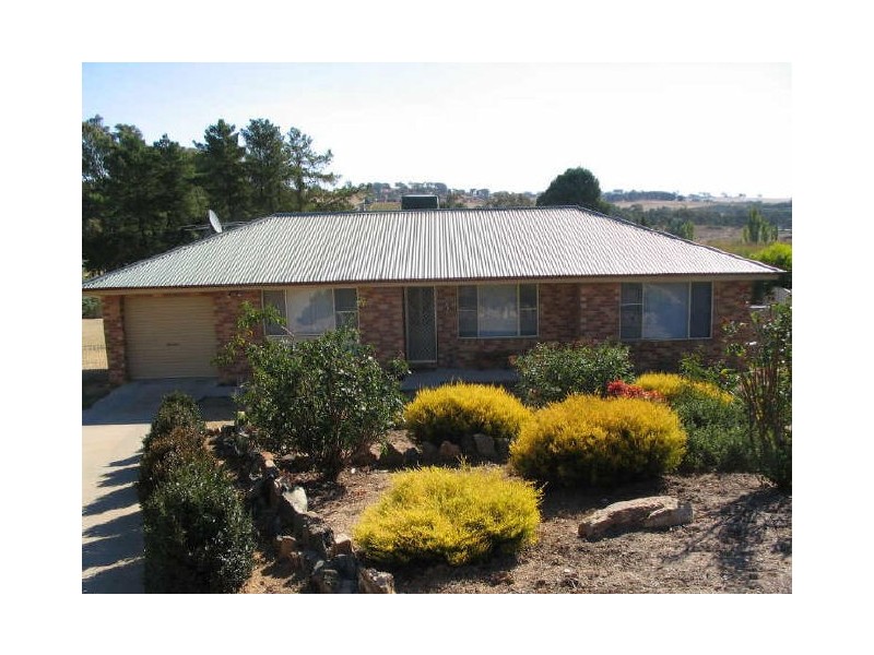 16 Tadross Avenue, Young NSW 2594