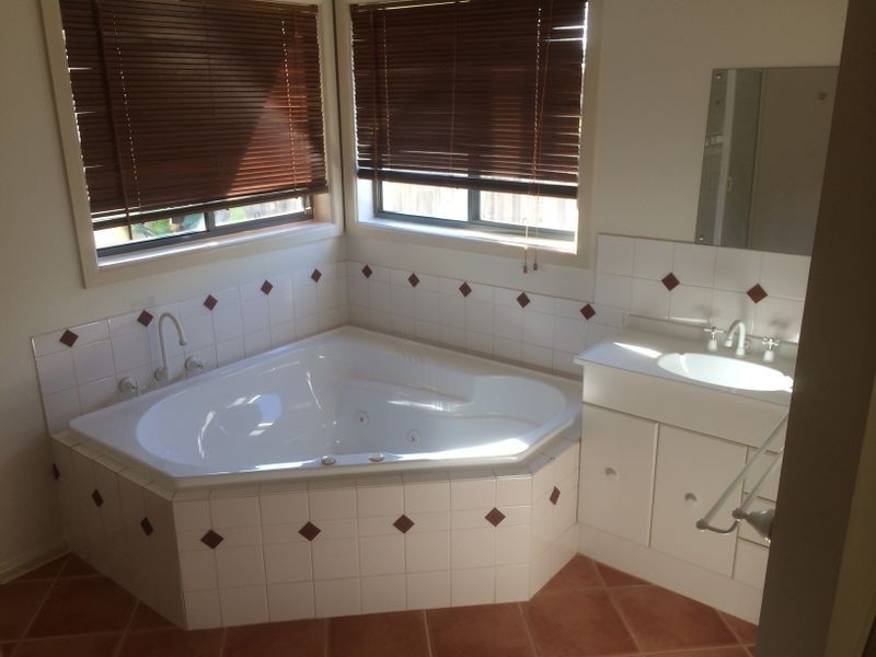 9 The Grange, Bairnsdale VIC 3875