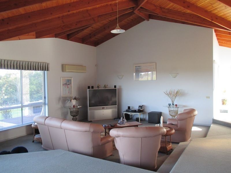 60 Amberley Drive, Nicholson VIC 3882