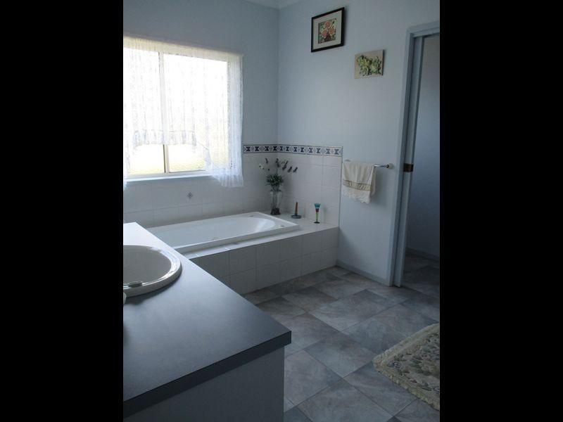 60 Amberley Drive, Nicholson VIC 3882