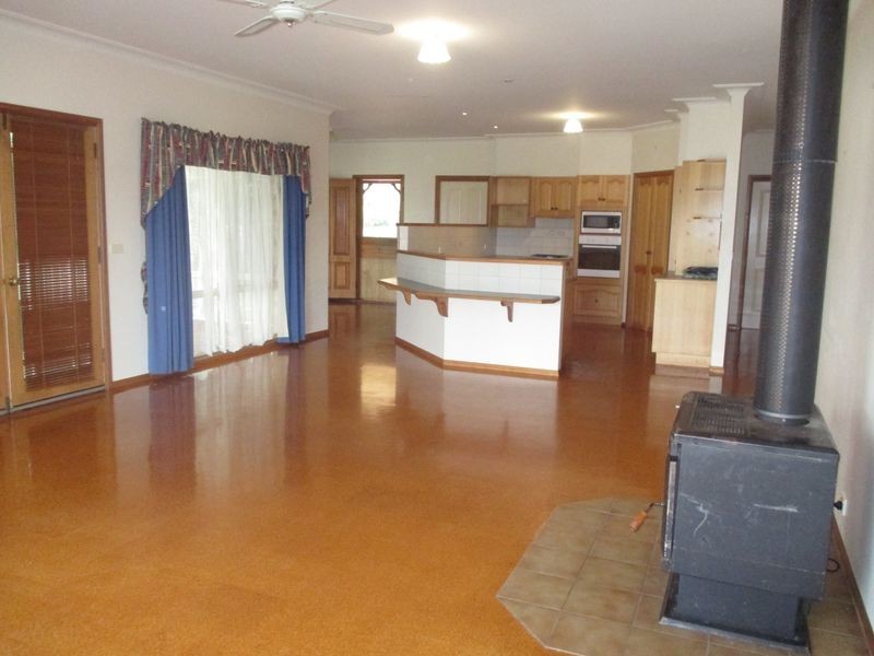 5 Nicole Court, Wy Yung VIC 3875