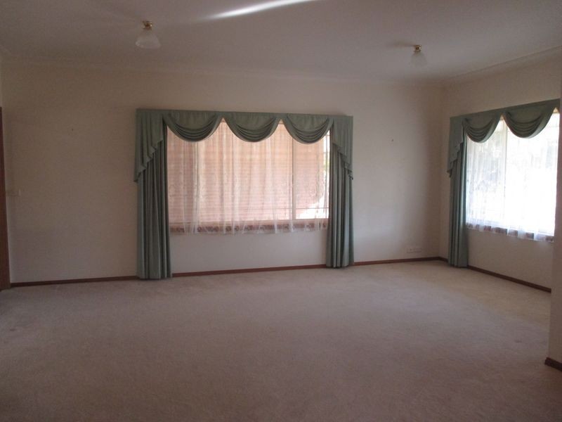 5 Nicole Court, Wy Yung VIC 3875