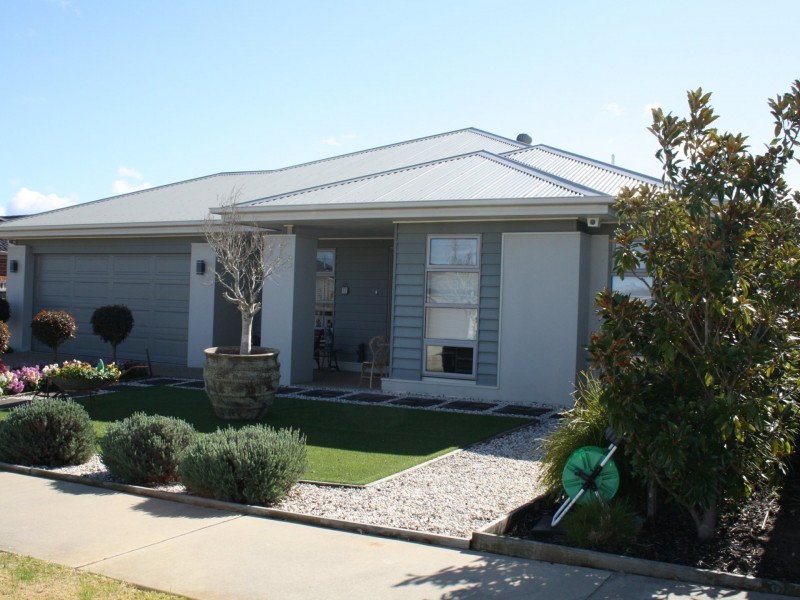 13 Fison Avenue, Bairnsdale VIC 3875