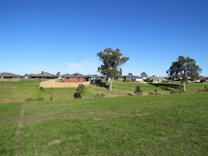 32 Phoebes Way, Eastwood VIC 3875