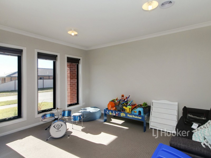 24 Len Cook Drive, Eastwood VIC 3875