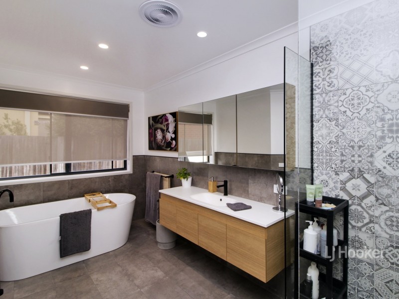 10 Charlton Place, Eastwood VIC 3875