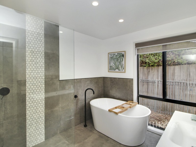 10 Charlton Place, Eastwood VIC 3875