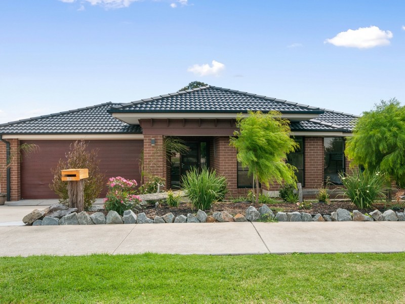 13 Len Cook Drive, Eastwood VIC 3875