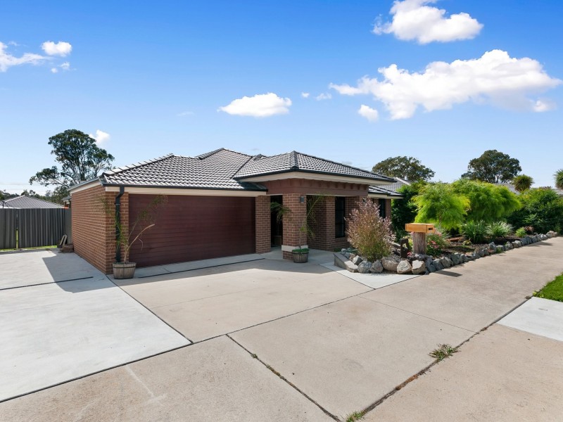 13 Len Cook Drive, Eastwood VIC 3875