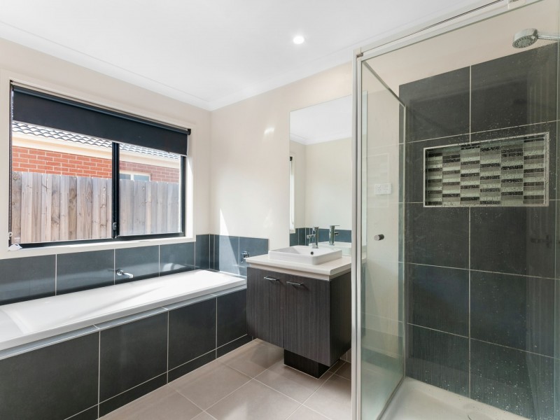 13 Len Cook Drive, Eastwood VIC 3875