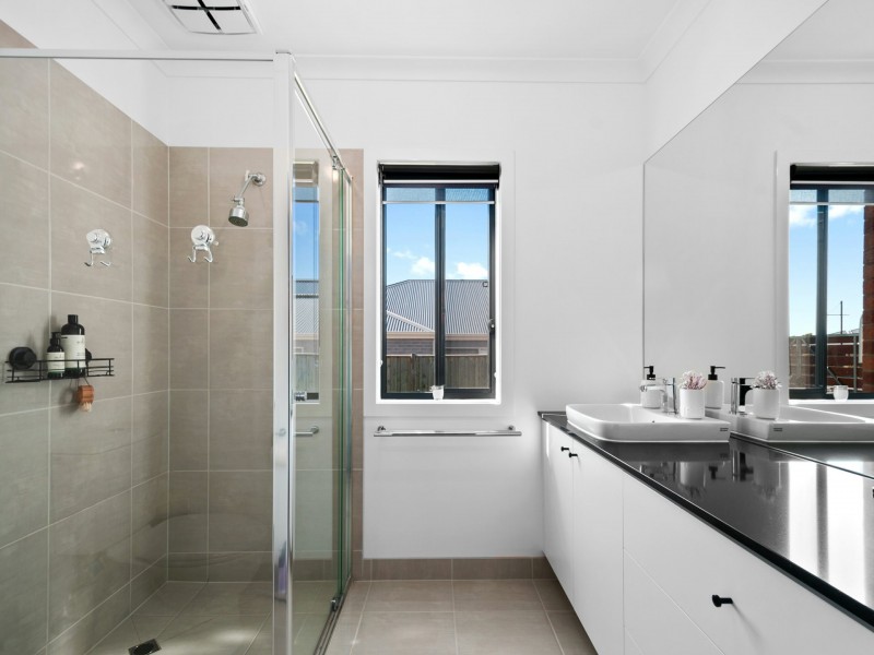 16 Flaxlily Court, Bairnsdale VIC 3875