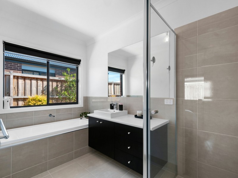 16 Flaxlily Court, Bairnsdale VIC 3875