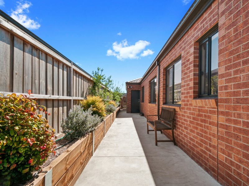 16 Flaxlily Court, Bairnsdale VIC 3875