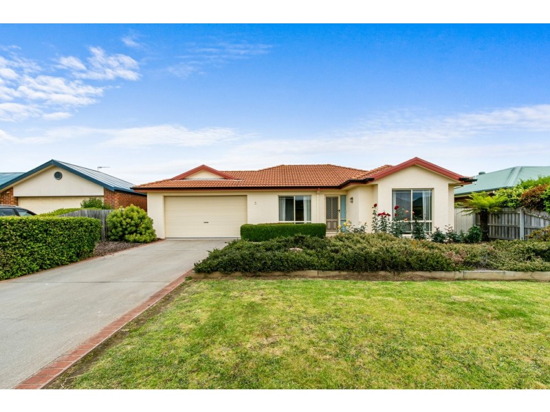 5 Canterbury Close, Eastwood VIC 3875