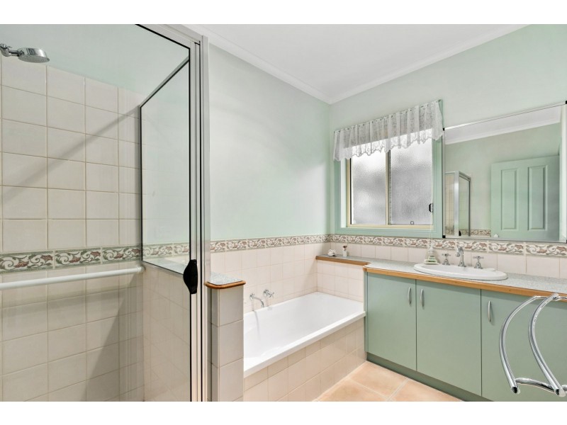 5 Canterbury Close, Eastwood VIC 3875