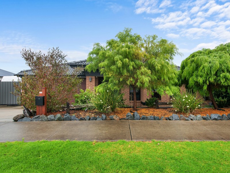 13 Len Cook Drive, Eastwood VIC 3875
