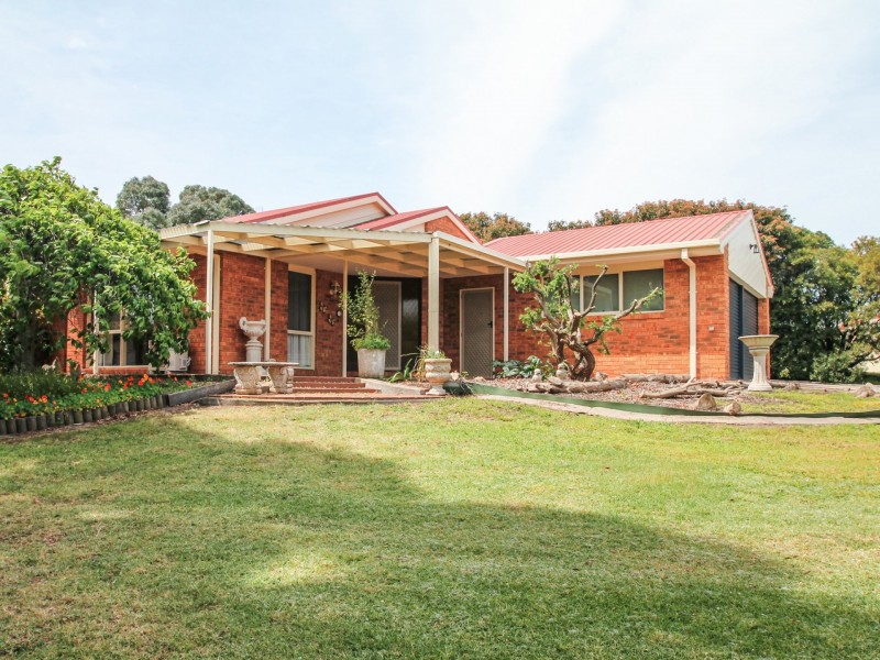 12 Nicole Court, Wy Yung VIC 3875