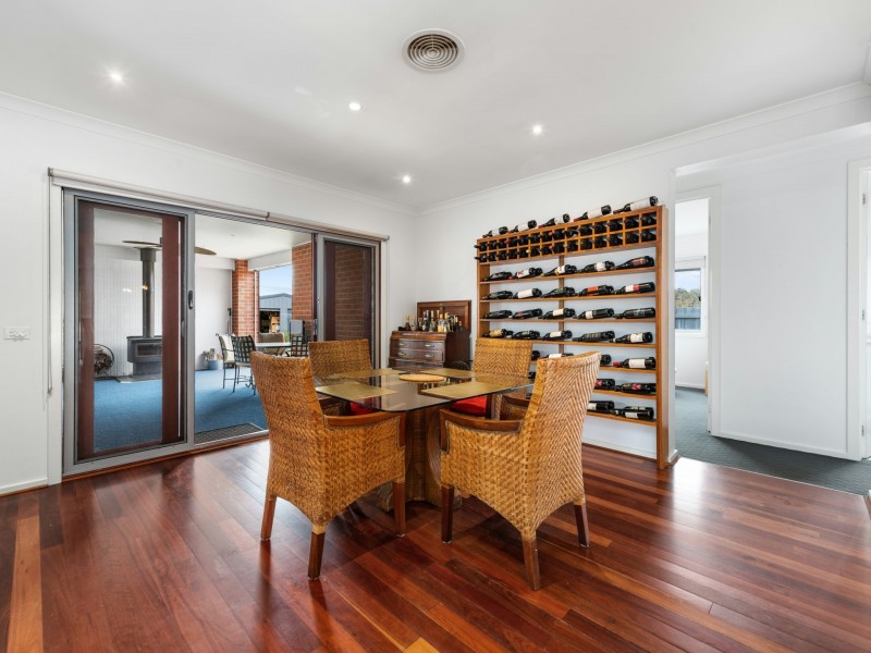 64 Gatehouse Drive, Eastwood VIC 3875