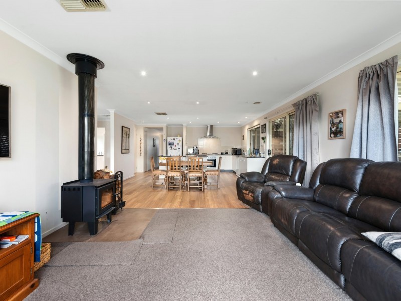 27 Phoebes Way, Eastwood VIC 3875