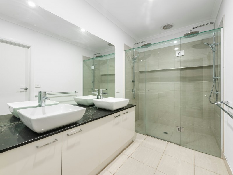 27 Salvatore Drive, Wy Yung VIC 3875