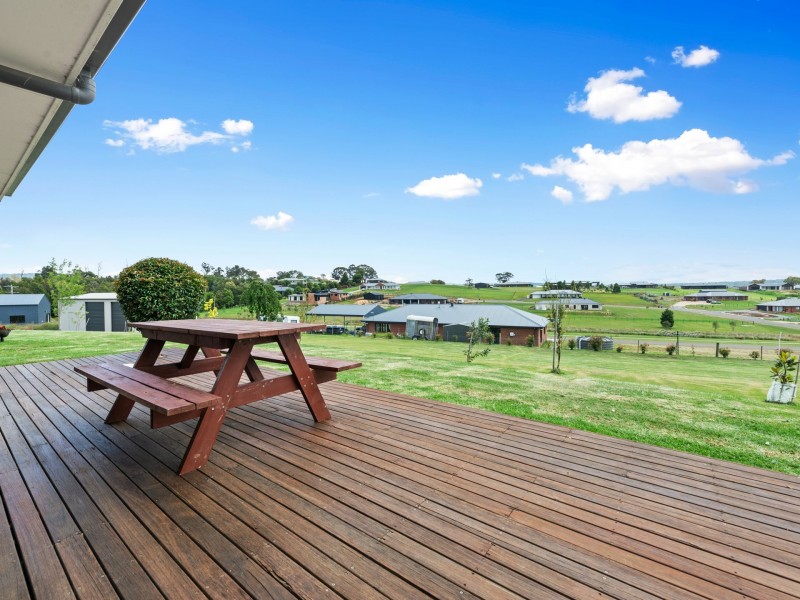 27 Salvatore Drive, Wy Yung VIC 3875
