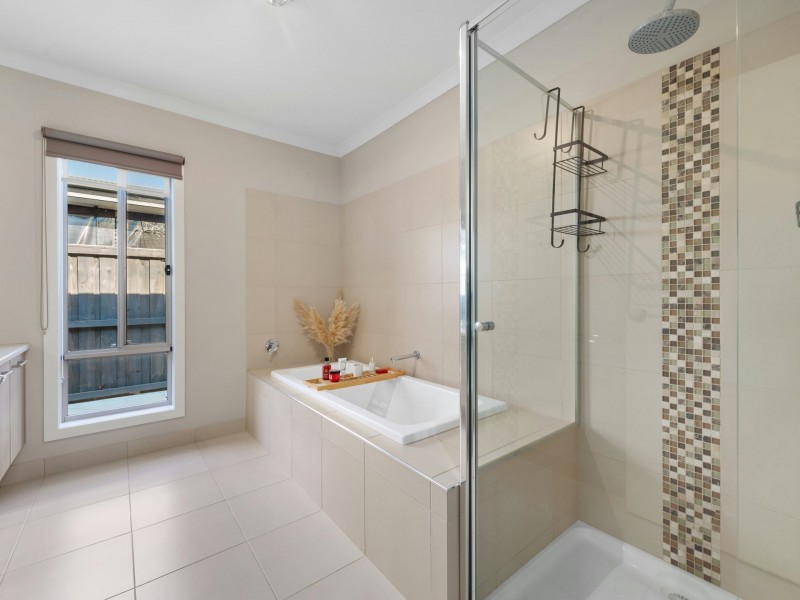 16 Shannon Boulevard, Bairnsdale VIC 3875