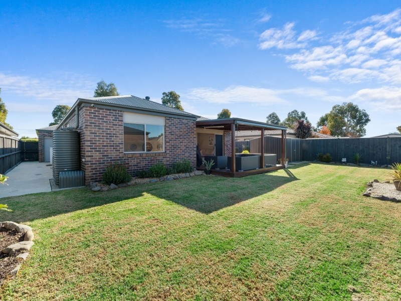 16 Shannon Boulevard, Bairnsdale VIC 3875