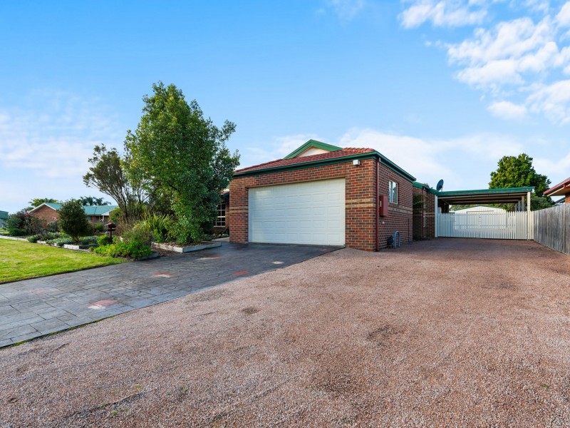 38 Charlton Place, Eastwood VIC 3875