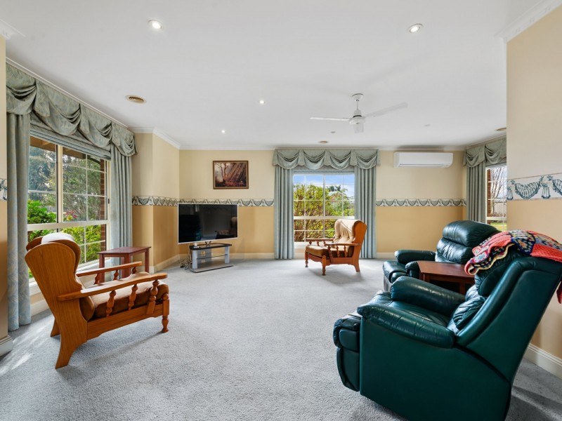 38 Charlton Place, Eastwood VIC 3875