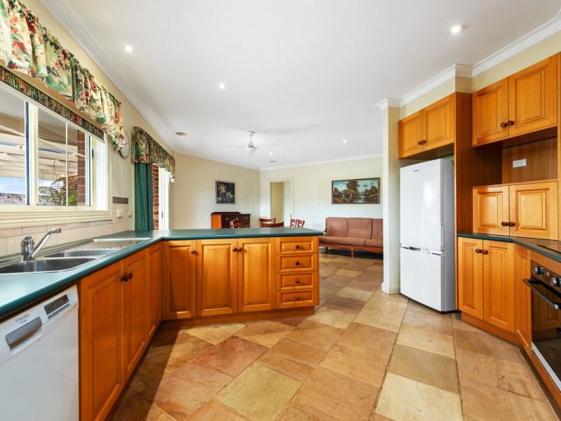 38 Charlton Place, Eastwood VIC 3875